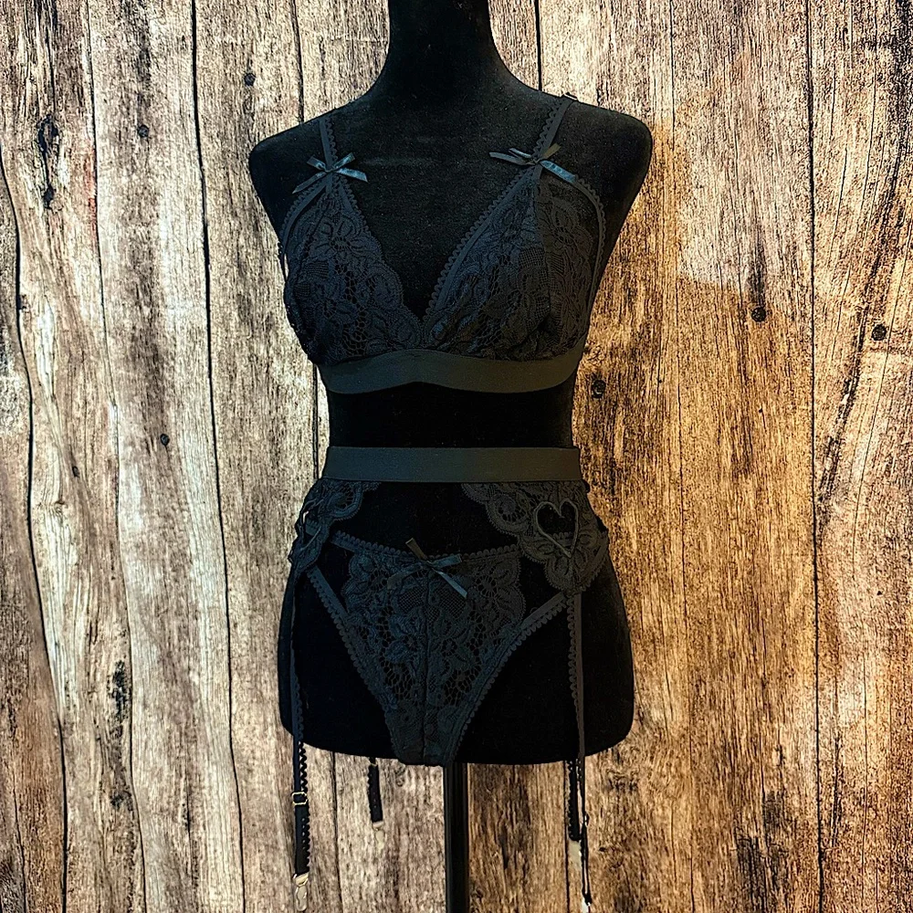 RSlove lingirie set with heart and lace detail